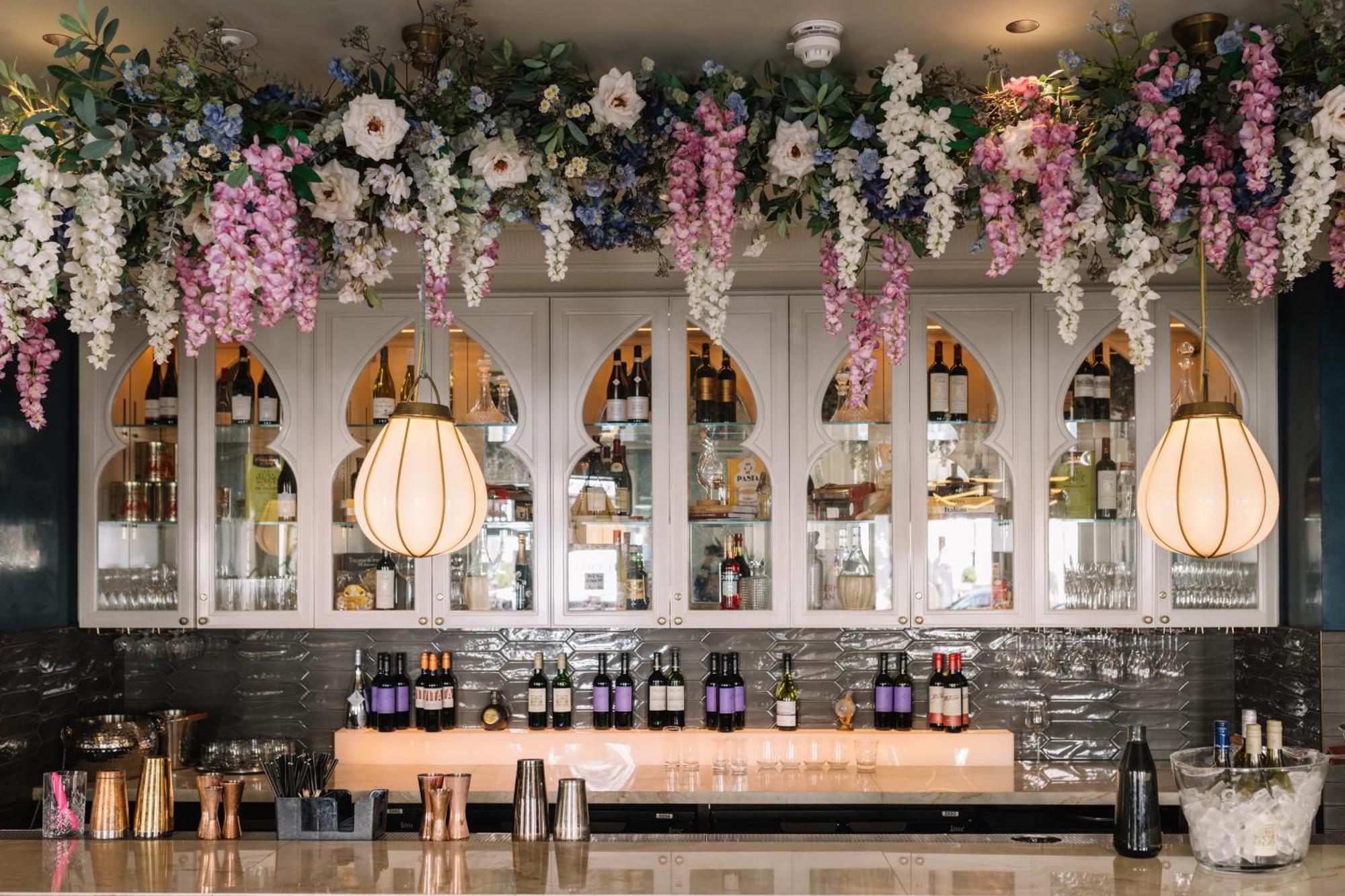 100 Queen'S Gate Hotel London, Curio Collection By Hilton Exteriör bild The bar at the Ivy Temple Row