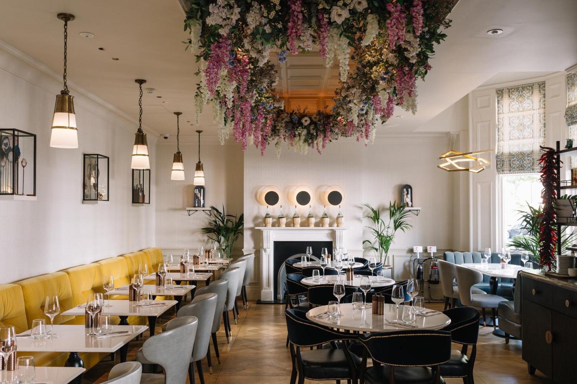 100 Queen'S Gate Hotel London, Curio Collection By Hilton Exteriör bild Interior of the restaurant