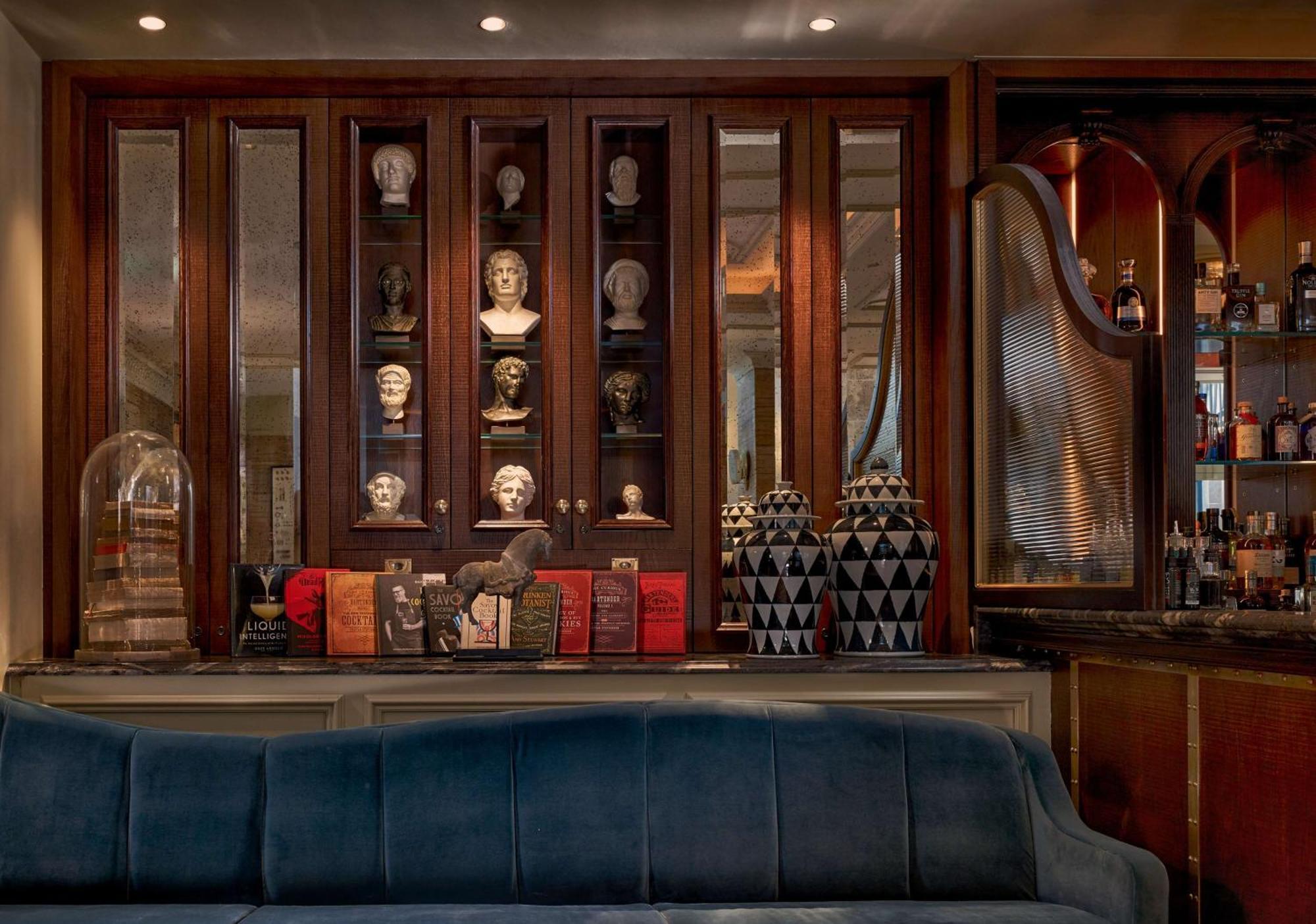 100 Queen'S Gate Hotel London, Curio Collection By Hilton Bekvämligheter bild The bar at the London Edition