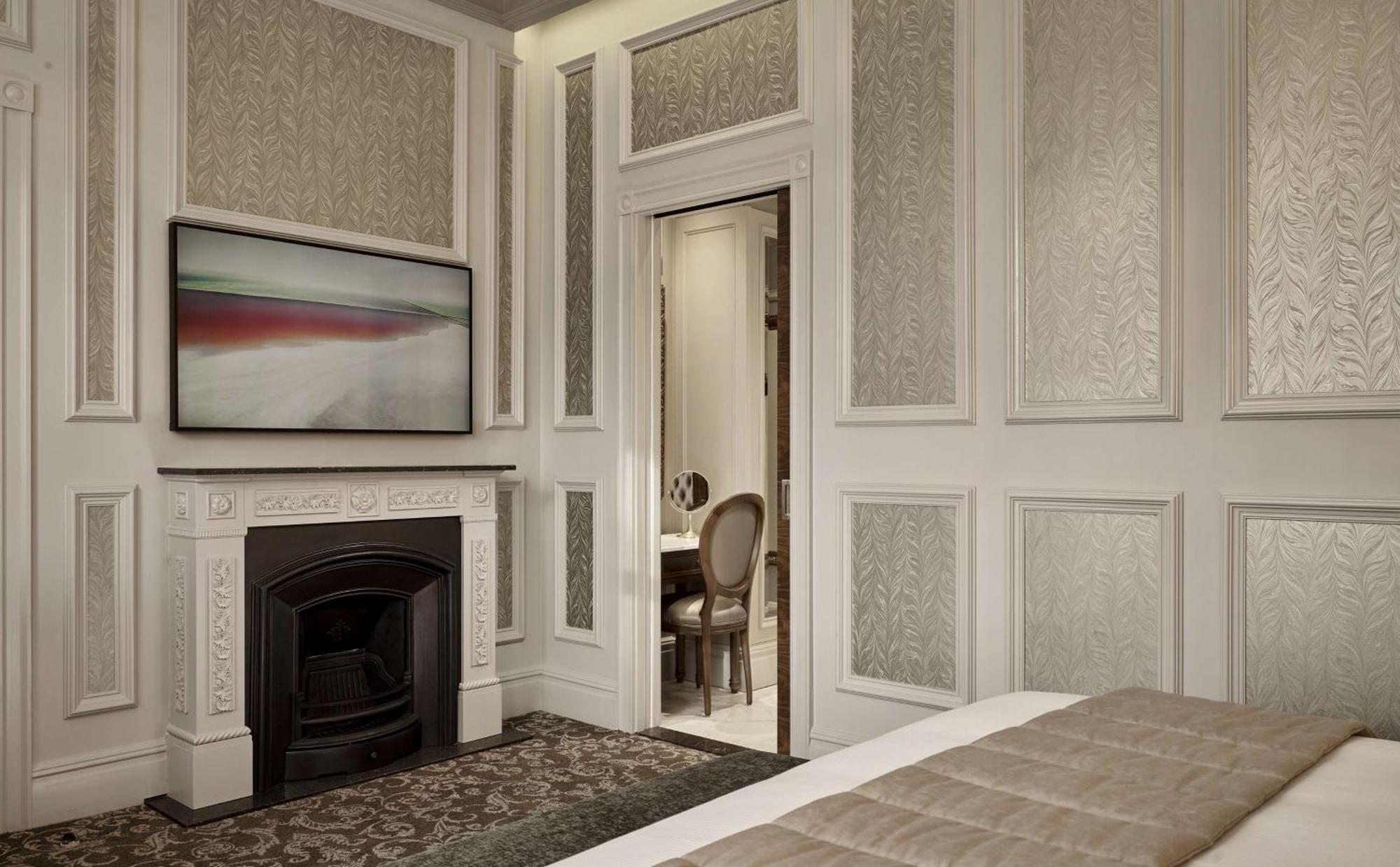 100 Queen'S Gate Hotel London, Curio Collection By Hilton Exteriör bild A room at the hotel
