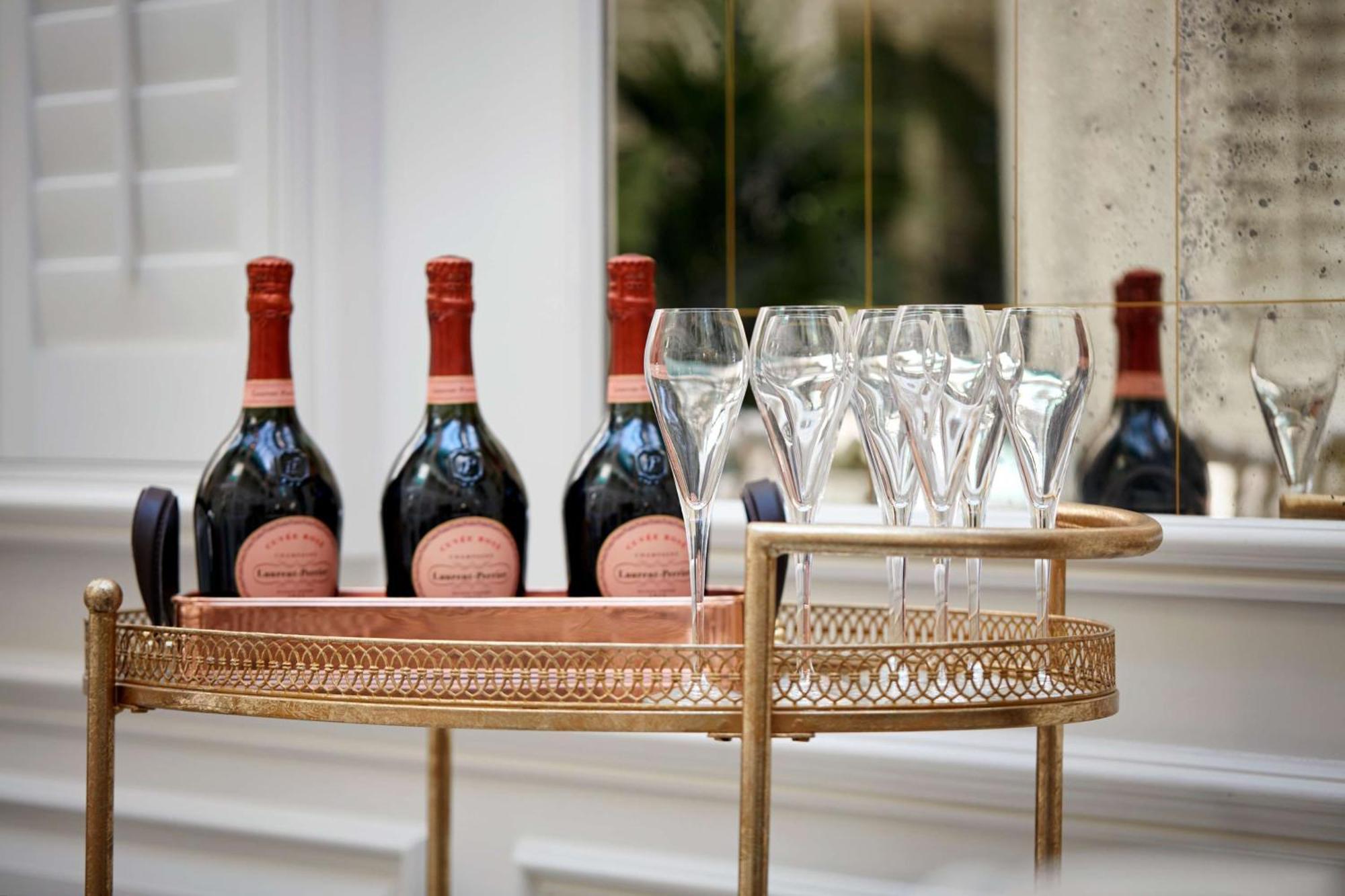 100 Queen'S Gate Hotel London, Curio Collection By Hilton Bekvämligheter bild Champagne bottles on a bar cart