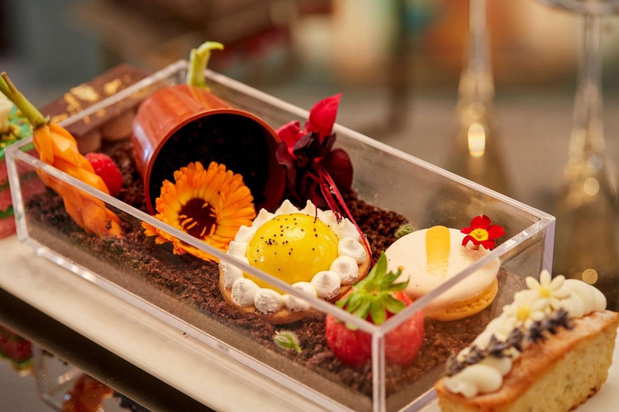 100 Queen'S Gate Hotel London, Curio Collection By Hilton Exteriör bild A dessert