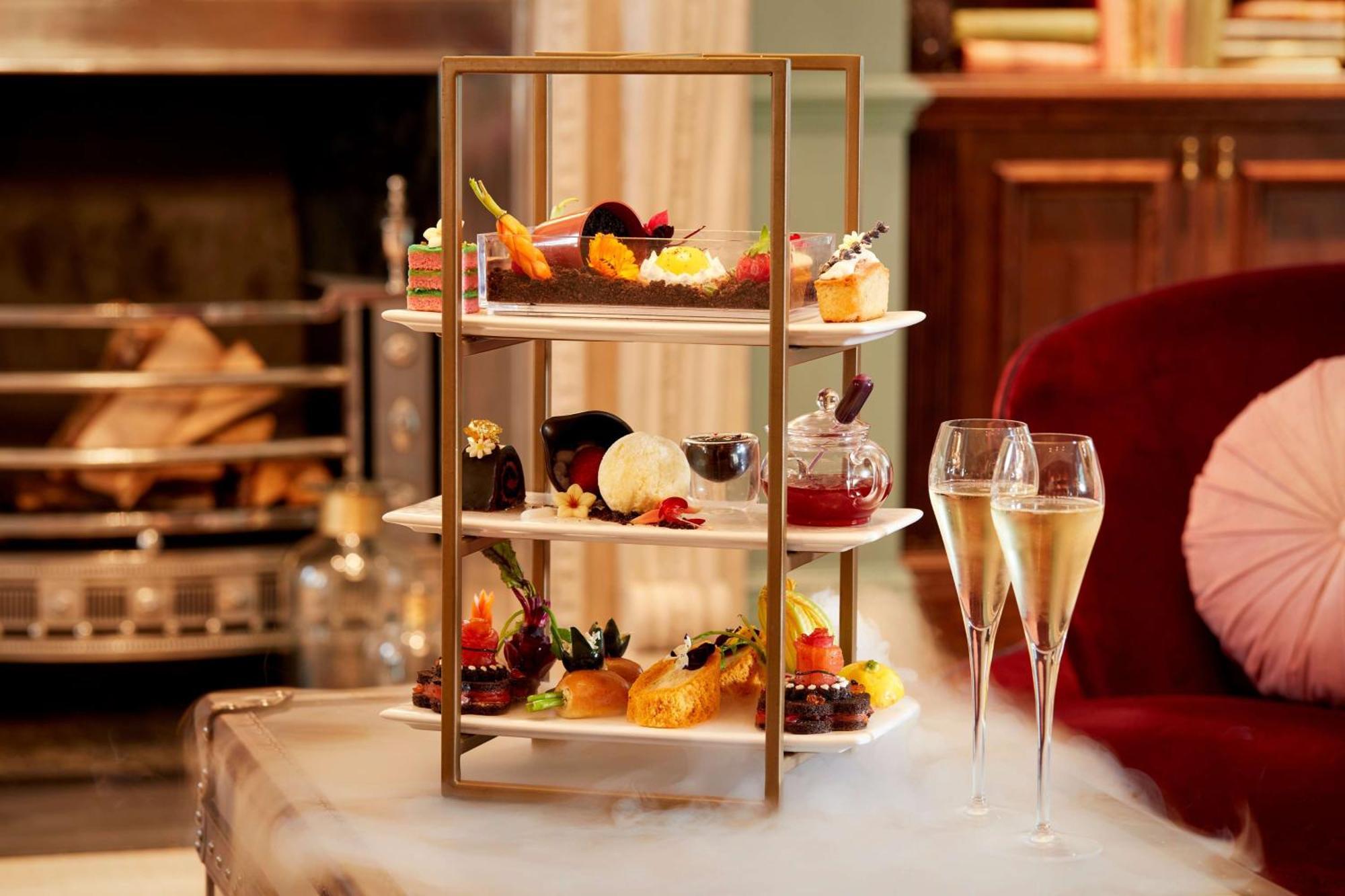 100 Queen'S Gate Hotel London, Curio Collection By Hilton Exteriör bild Afternoon tea at the Ritz