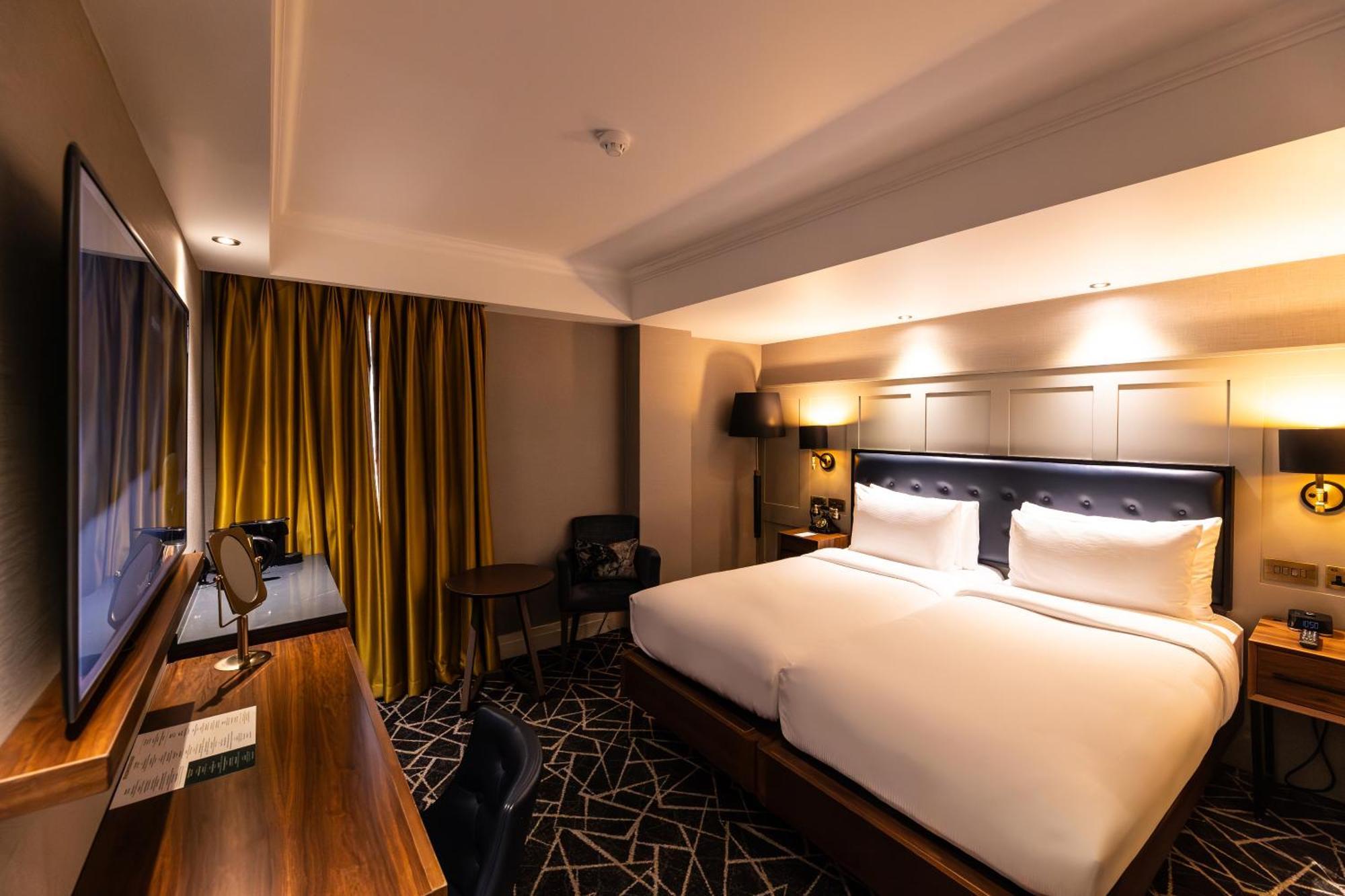 100 Queen'S Gate Hotel London, Curio Collection By Hilton Exteriör bild Deluxe Room