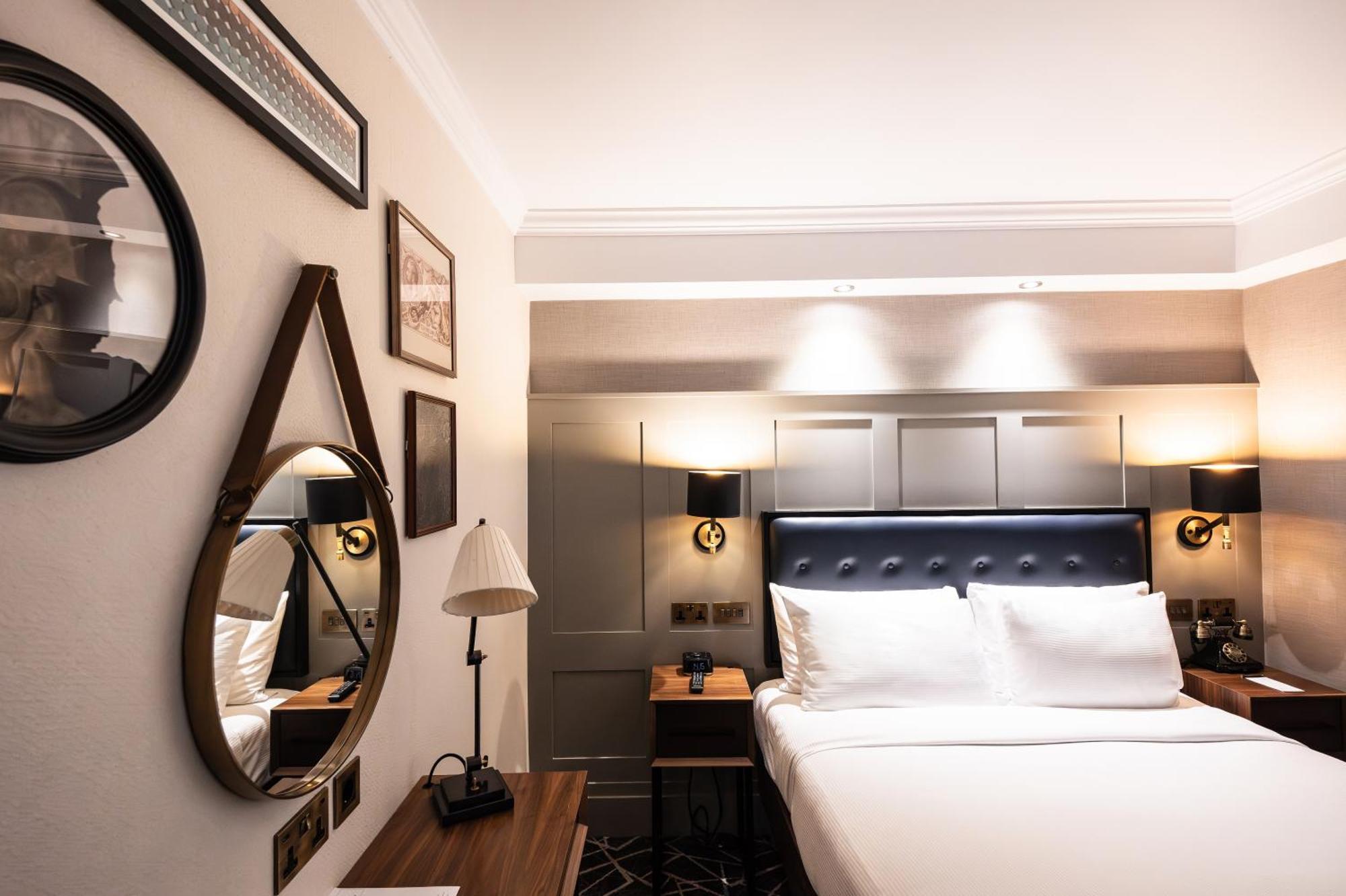 100 Queen'S Gate Hotel London, Curio Collection By Hilton Exteriör bild A bedroom at the hotel