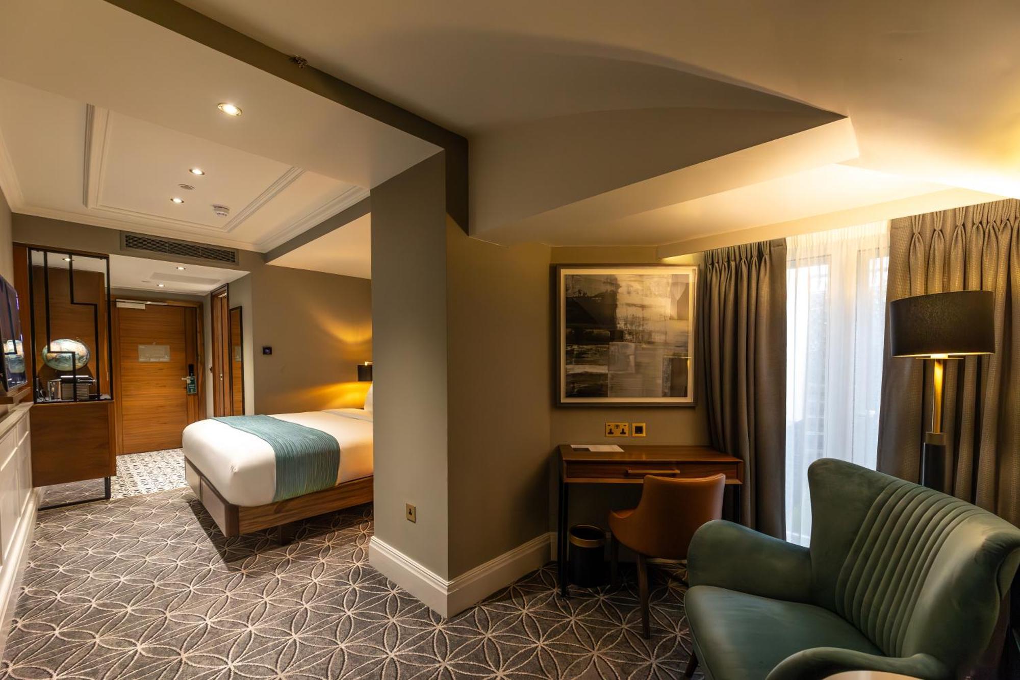 100 Queen'S Gate Hotel London, Curio Collection By Hilton Exteriör bild A suite at the hotel