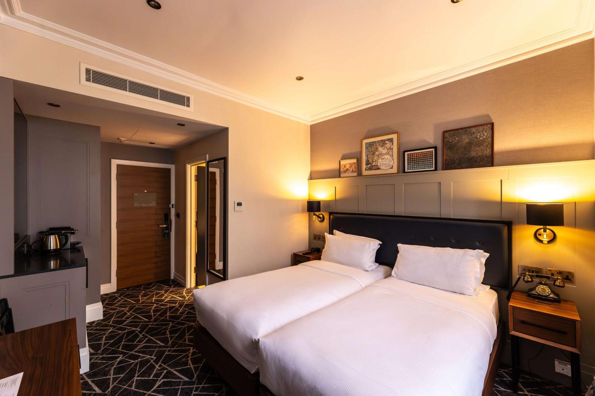 100 Queen'S Gate Hotel London, Curio Collection By Hilton Exteriör bild A room at the hotel