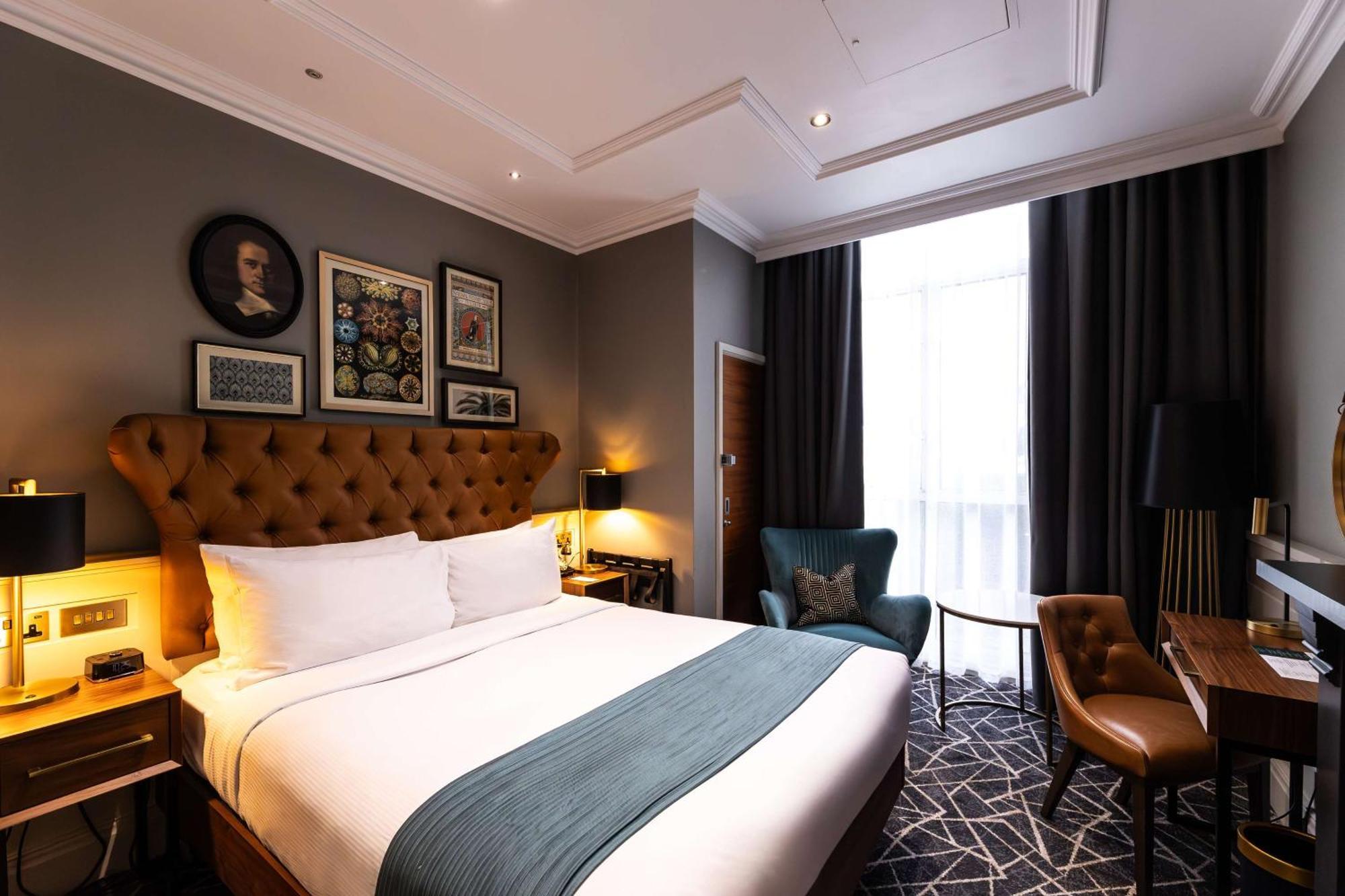 100 Queen'S Gate Hotel London, Curio Collection By Hilton Exteriör bild A bedroom at the hotel