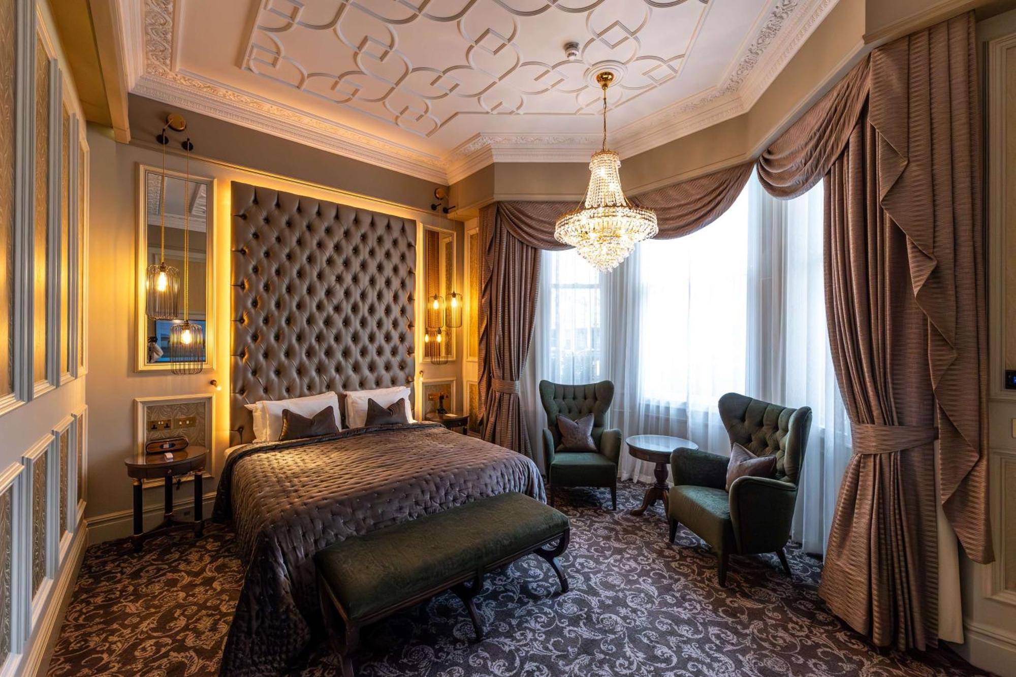 100 Queen'S Gate Hotel London, Curio Collection By Hilton Exteriör bild A bedroom at the hotel