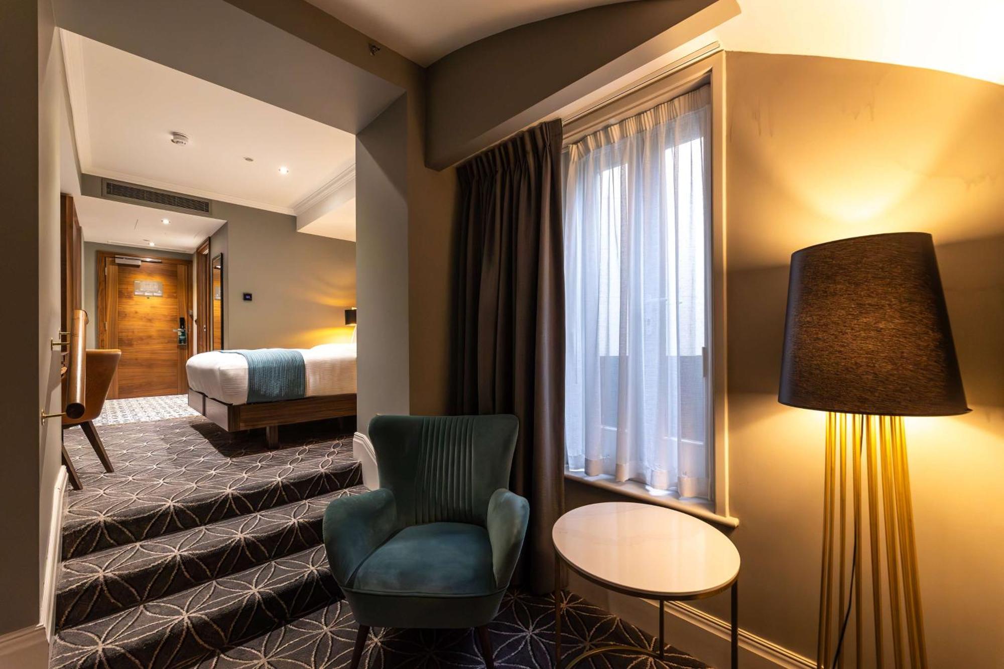 100 Queen'S Gate Hotel London, Curio Collection By Hilton Exteriör bild A suite at the hotel