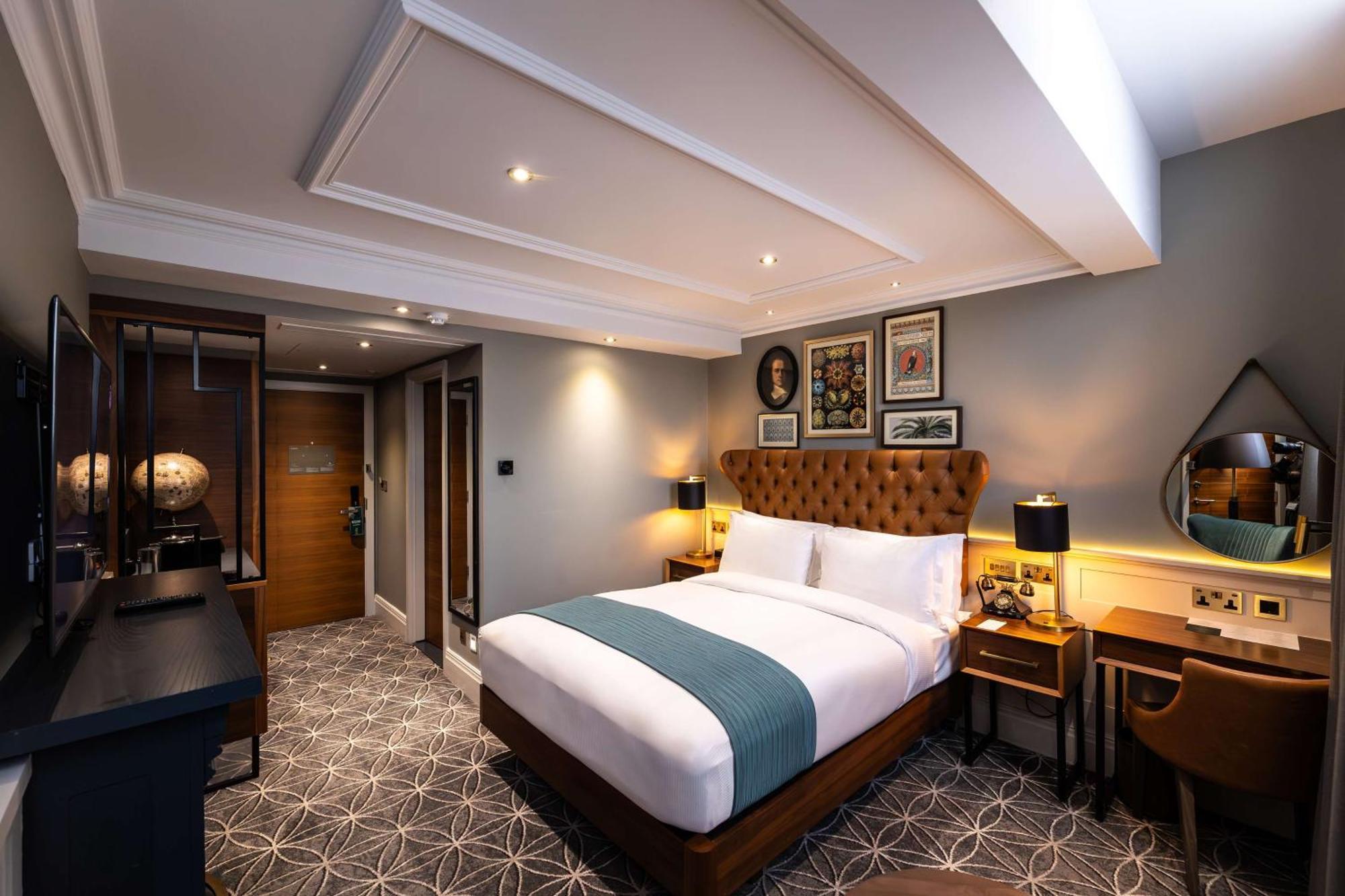 100 Queen'S Gate Hotel London, Curio Collection By Hilton Exteriör bild A bedroom at the hotel
