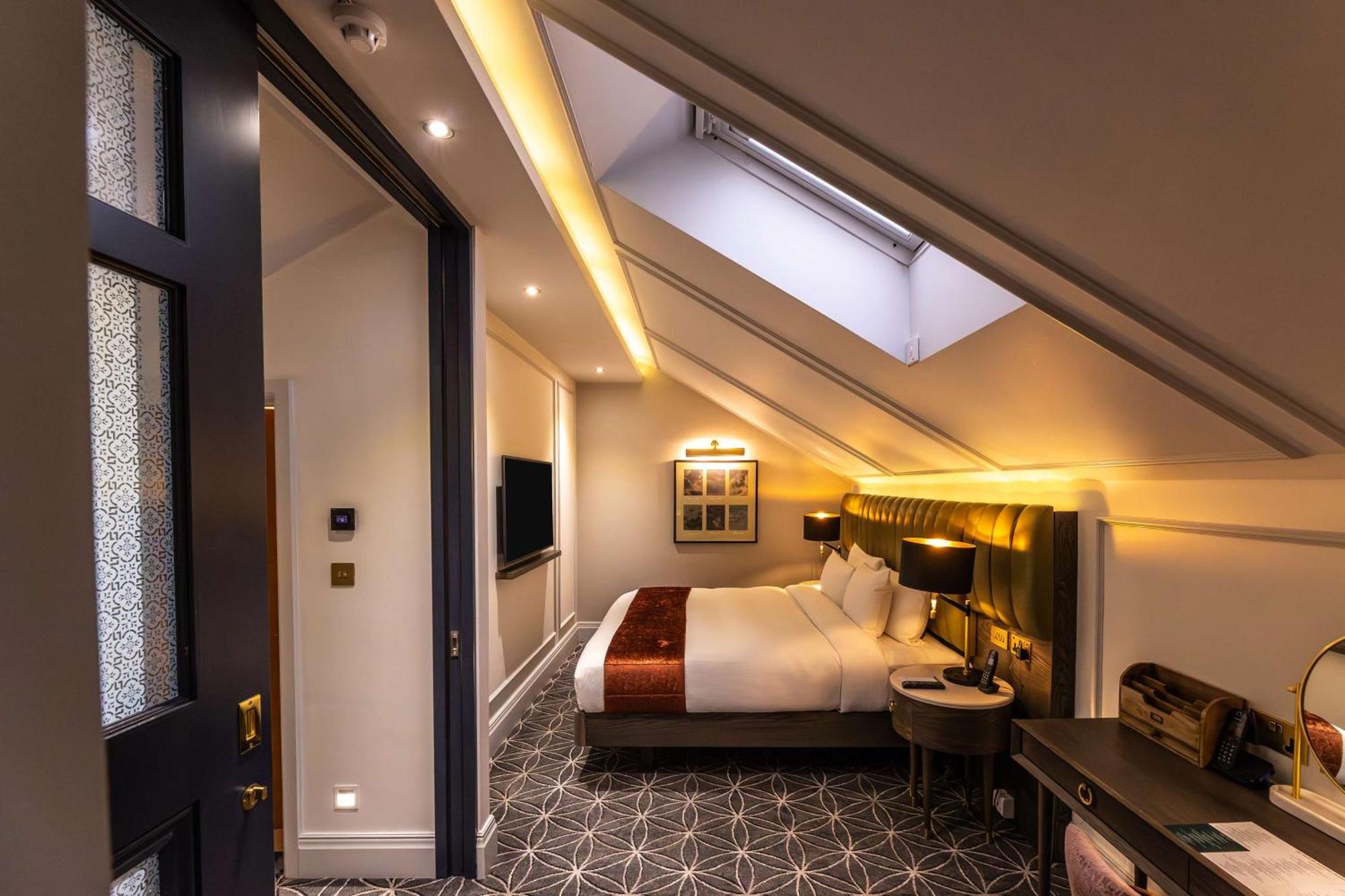100 Queen'S Gate Hotel London, Curio Collection By Hilton Exteriör bild A room at the hotel