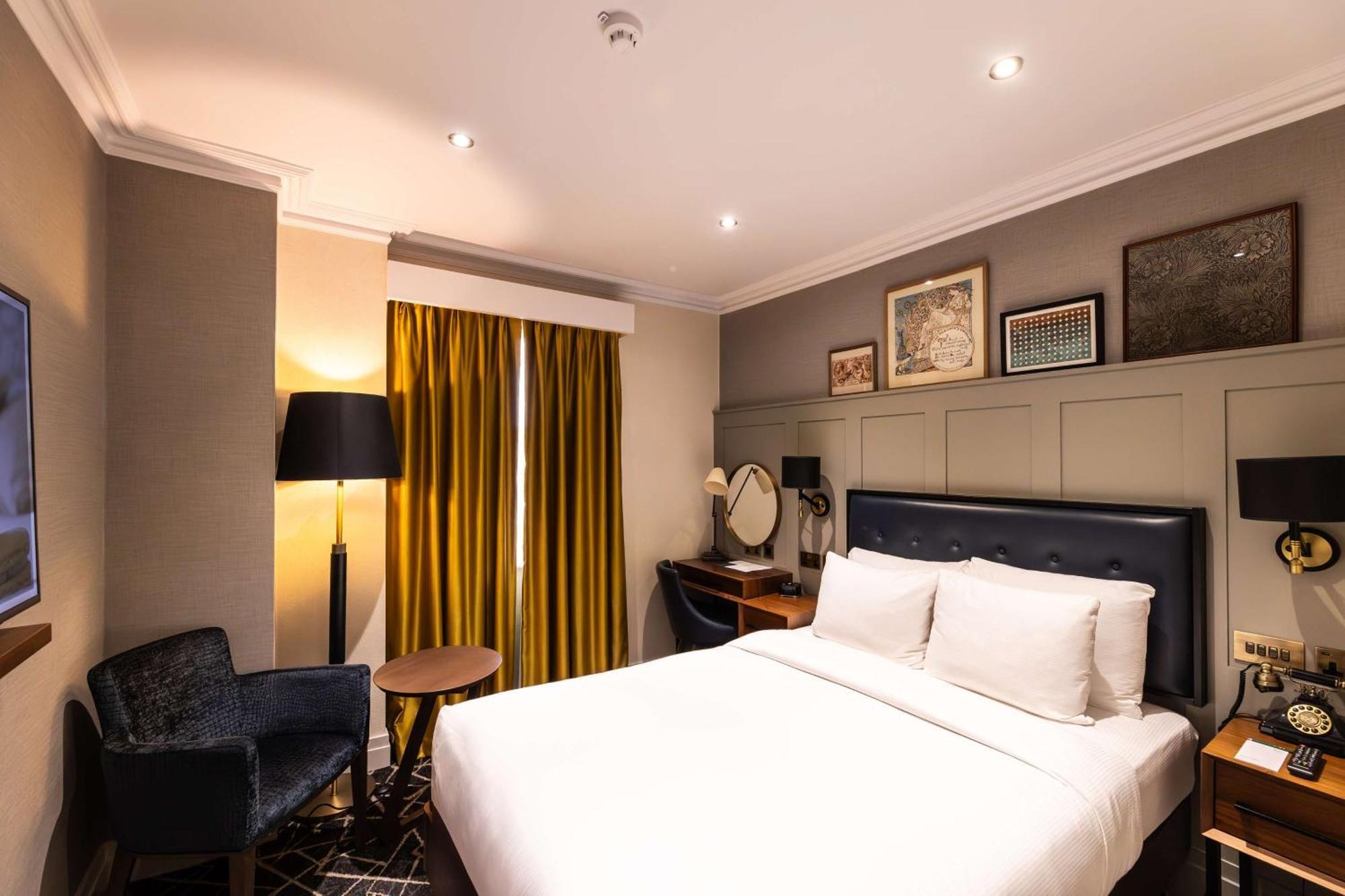100 Queen'S Gate Hotel London, Curio Collection By Hilton Exteriör bild A room at the hotel
