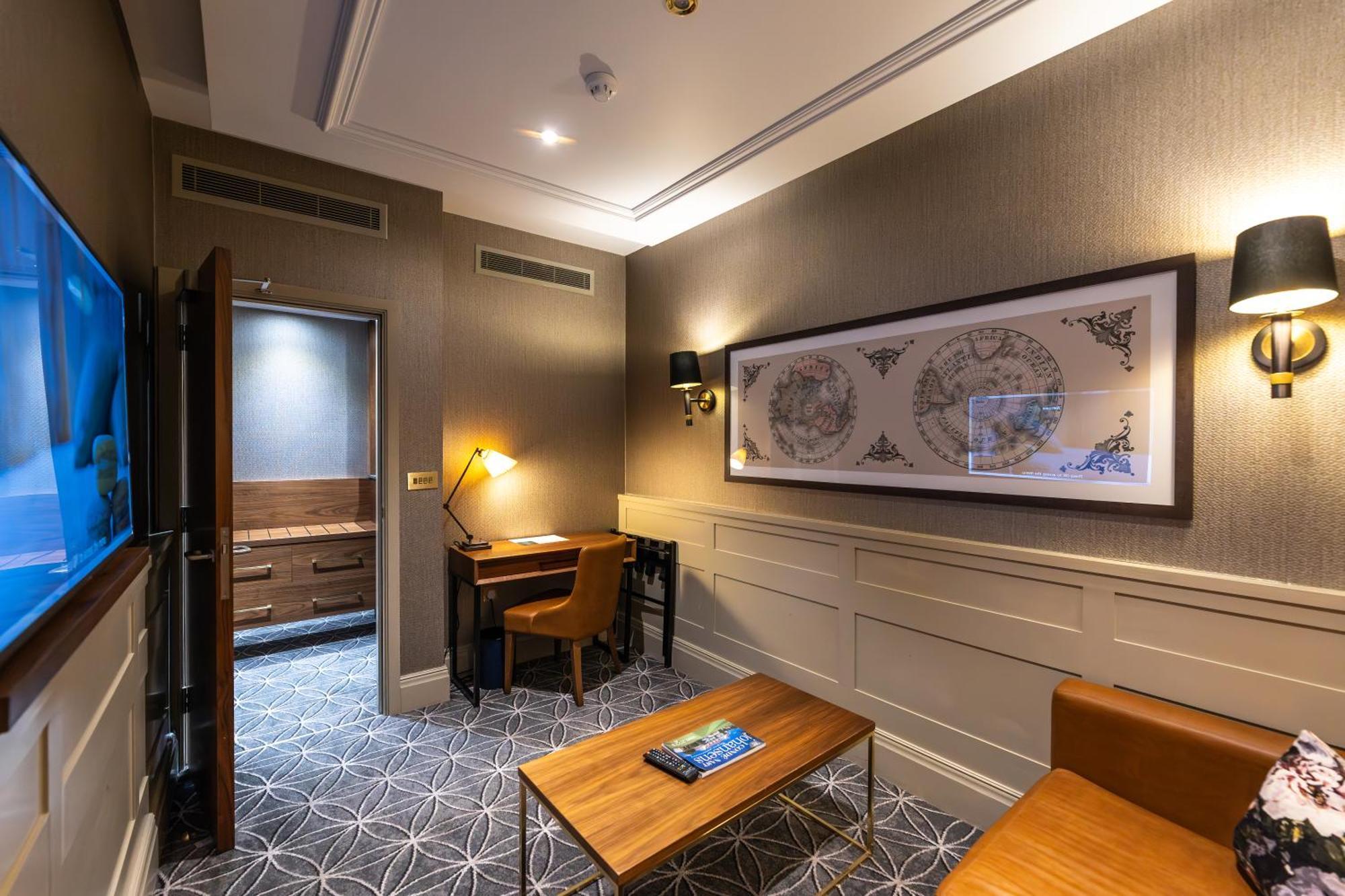 100 Queen'S Gate Hotel London, Curio Collection By Hilton Exteriör bild A suite at the hotel