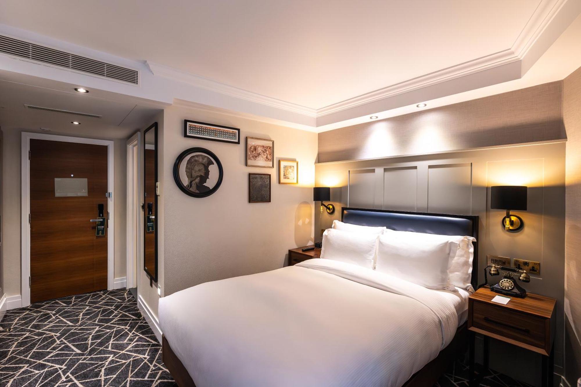 100 Queen'S Gate Hotel London, Curio Collection By Hilton Exteriör bild A bedroom at the hotel