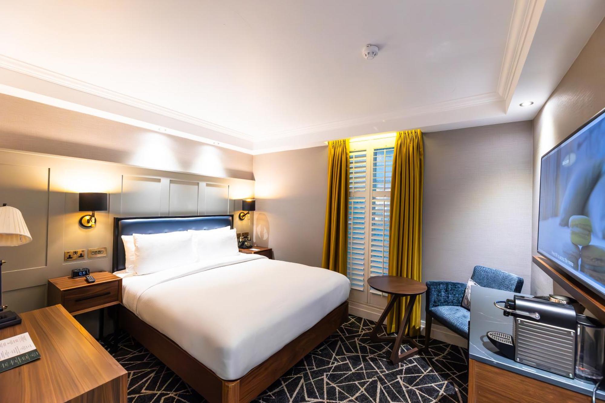 100 Queen'S Gate Hotel London, Curio Collection By Hilton Exteriör bild A room at the hotel